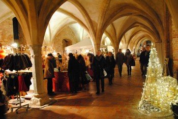 In den gotischen Kellergewölben des Stralsunder Rathauses bieten über 40 Händler ihre Produkte an.