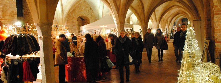 In den gotischen Kellergewölben des Stralsunder Rathauses bieten über 40 Händler ihre Produkte an.