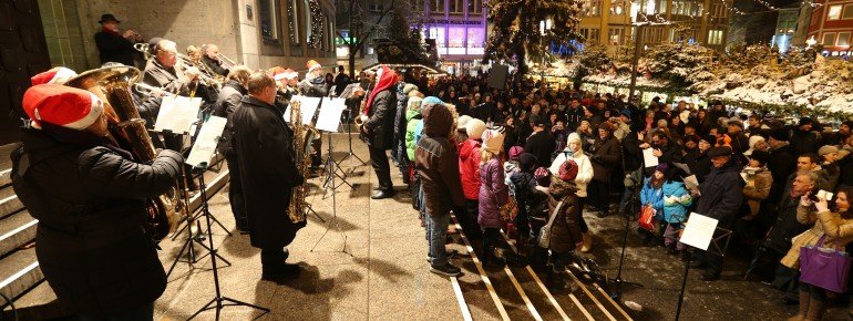 Konzert auf der Rathaustreppe