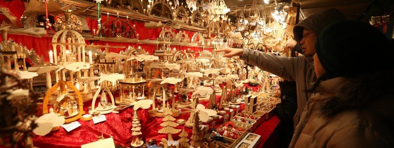 Die Marktstände haben vielerlei Waren im Angebot