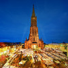 Der Ulmer Weihnachtsmarkt befindet sich neben dem größten Kirchturm der Welt, dem Ulmer Münster.