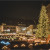 In der Mitte des Platzes befindet sich ein großer geschmückter Weihnachtsbaum.