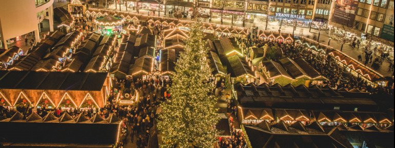 Von der Ulmer Münster hast du einen tollen Überblick über die 130 Buden des Weihnachtsmarktes.