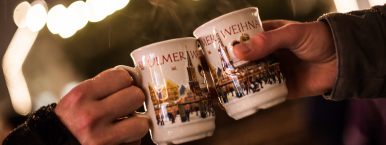 Der Ulmer Weihnachtsmarkt verströmt den herrlichen Duft von gebrannten Mandeln, Kinderpunsch und Glühwein.