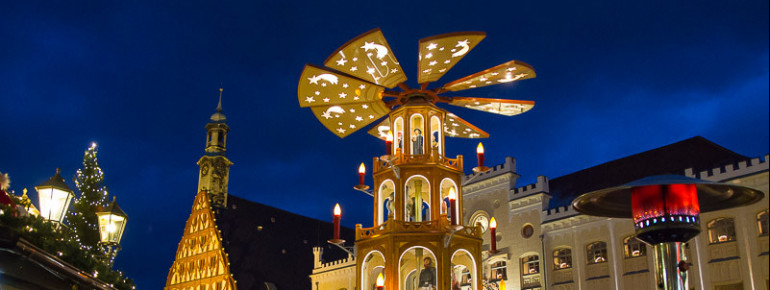 Die Weihnachtspyramide und der über 20 Meter hohe Weihnachtsbaum erstrahlen im Lichterglanz.