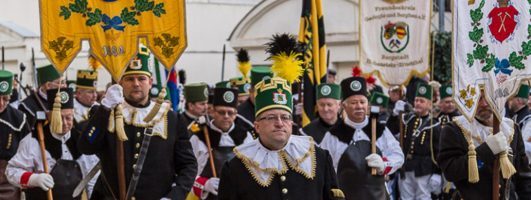 Sehenswert ist die Bergparade der Uniformträger und Bergkapellen Mitte Dezember.