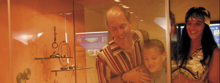 Mittelalter und Neuzeit finden im Museum ebenso ihren Platz wie die reichen Funde und Schätze des Gräberfeldes.