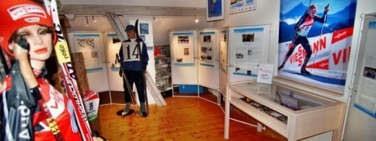 Blick in die Biathlon-Ausstellung im Wintersportmuseum.