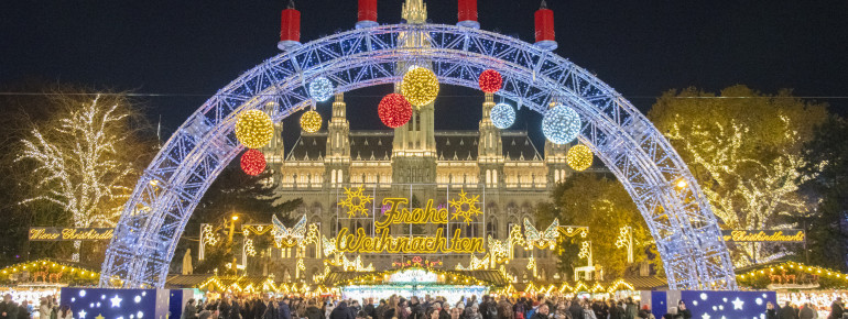 Der Rathausplatz erstrahlt im weihnachtlichen Lichterglanz.