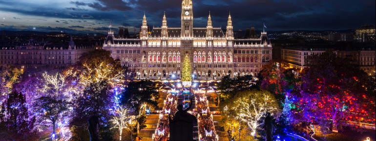 Der Christkindlmarkt in Wien ist von Mitte November bis 26. Dezember geöffnet.