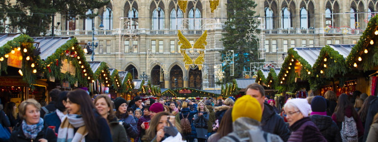 Die Buden des Christkindlmarktes werden seit 1975 jedes Jahr am Rathausplatz in Wien aufgebaut.