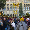 Die Buden des Christkindlmarktes werden seit 1975 jedes Jahr am Rathausplatz in Wien aufgebaut.