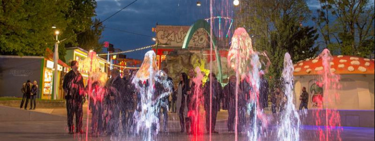 Farbenfrohe Wasserspiele in der Abenddämmerung.