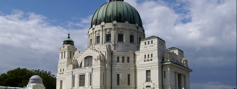 Blick auf die Kirche zum Hl. Karl Borromäus im Wiener Zentralfriedhof.
