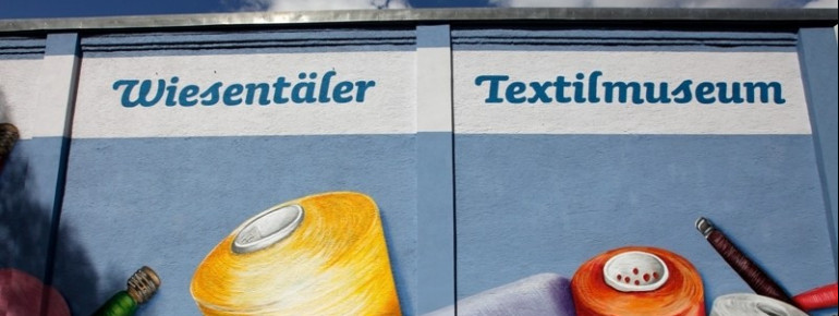 Blick auf das Gebäude des Wiesentäler Textilmuseums