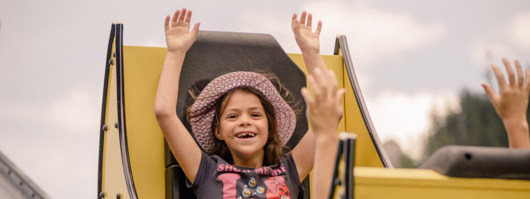 Kinder haben großen Spaß im Erlebnispark.