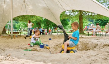 Der überdachte Sandspielplatz eignet sich auch super bei hohen Temperaturen.