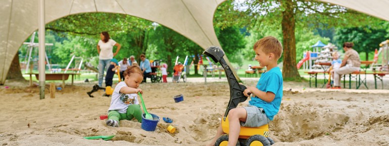 Der überdachte Sandspielplatz eignet sich auch super bei hohen Temperaturen.