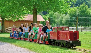 Mit der Bimmelbahn entspannt den Park erkunden.