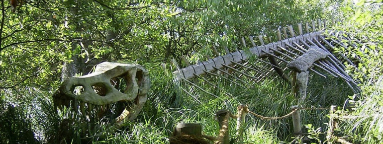 Auch ein Dinosaurier-Skelett gibt es im Wildgarten.