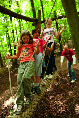 Im Wildpark können sich die Kids auf dem Abenteuerspielplatz austoben.