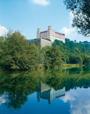 Die Burganlage liegt auf dem Willibaldsberg, über dem Altmühltal.