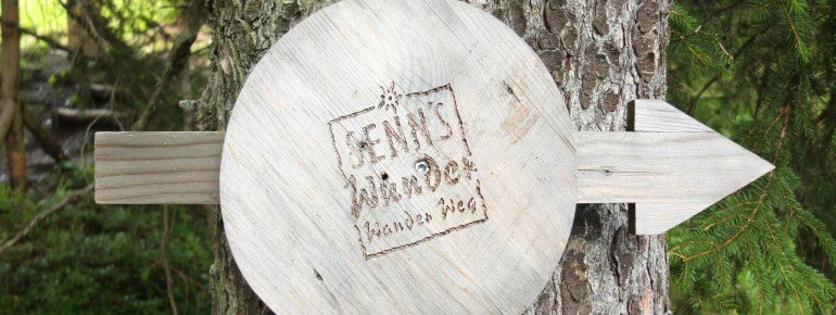 Holzschilder weisen den Weg durch den WunderWald