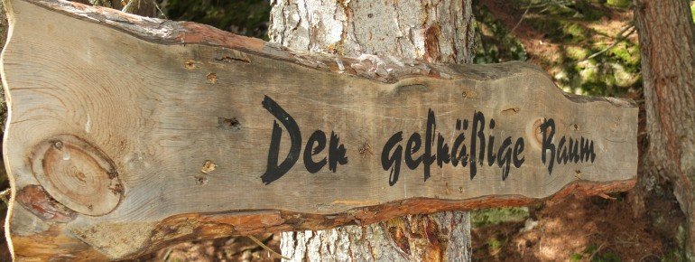 Liebevoll gestaltete Schilder machen auf die "Wunder" aufmerksam