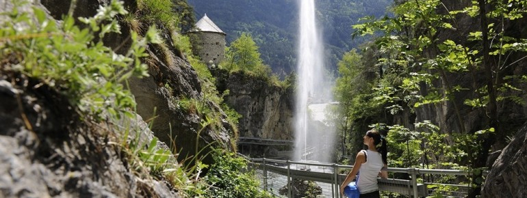 Das Stierhorn schleudert eine Wasserfontäne allein durch natürliche Kraft 35 Meter in die Höhe – nachts beleuchtet ein Wahrzeichen von Zams.