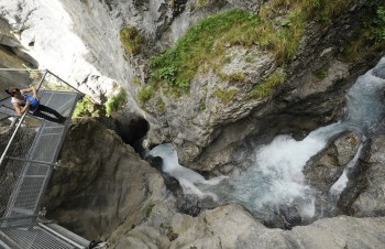 Oberhalb des Wasserfalls bewachen der steinerne Stierkopf und die versteinerte Nymphe seit Jahrhunderten die engste Stelle der Klamm.