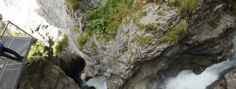 Oberhalb des Wasserfalls bewachen der steinerne Stierkopf und die versteinerte Nymphe seit Jahrhunderten die engste Stelle der Klamm.