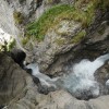 Oberhalb des Wasserfalls bewachen der steinerne Stierkopf und die versteinerte Nymphe seit Jahrhunderten die engste Stelle der Klamm.