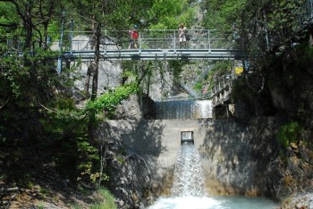 Der Lötzer Wasserfall stürzt über 30 Meter in die Tiefe – je nach Jahreszeit mit bis zu 2.000 Litern Wasser pro Sekunde.