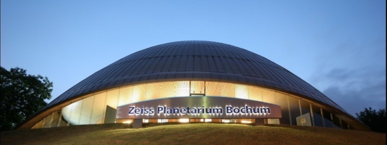 Blick von außen auf das Zeiss Planetarium in Bochum.