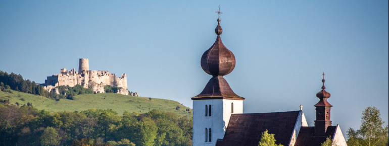 Blick auf die Zipser Burg und die Heilig-Geist-Kirche in Žehra. Auch sie zählt zum UNESCO-Weltkulturerbe.