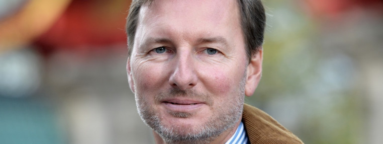 Zoodirektor Dr. Andreas Knieriem vor dem Elefantentor im Zoo Berlin.