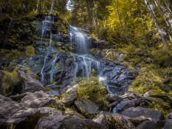 Mehrere Meter stürzt der Zweribach in die Tiefe und bietet so ein beeindruckendes Naturschauspiel.