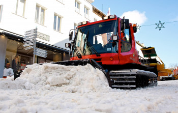 Mehrere Tonnen an Schnee werden unter anderem vom Arber nach Zwiesel geholt.