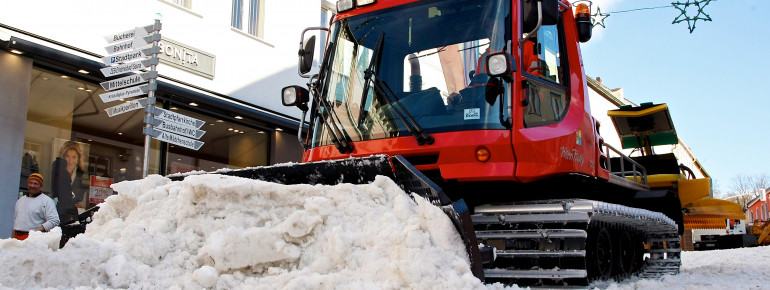 Mehrere Tonnen an Schnee werden unter anderem vom Arber nach Zwiesel geholt.