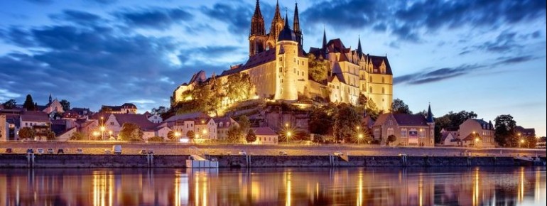 Albrechtsburg Castle in Meissen sits impressively on a rock above the Elbe River and has shaped the cityscape for centuries.