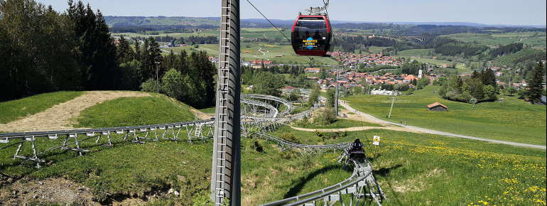 On the AlpspitzCOASTER you race down into the valley over waves, bridges and jumps.