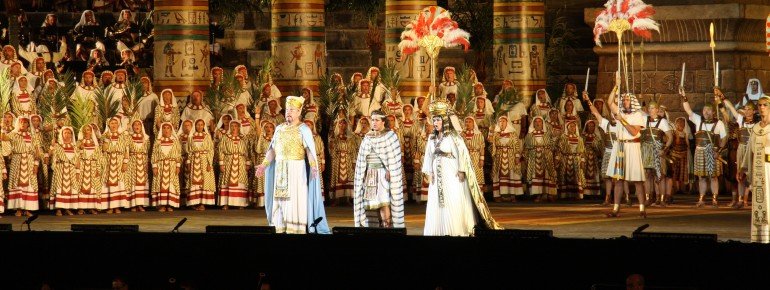 The acoustics in the arena are so good that the opera singers manage completely without a microphone.
