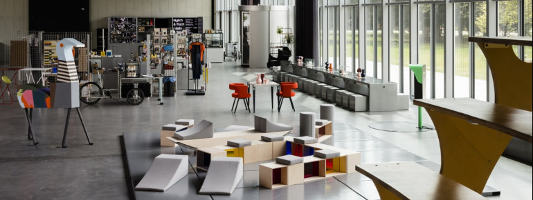 The collection in the Bauhaus Museum shows a colourful mix of art objects.