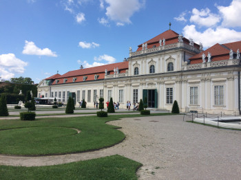 Through the palace garden you get to the Lower Belvedere.