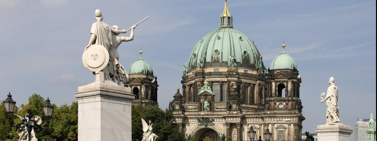 View from Schloßbrücke bridge to the cathedral.