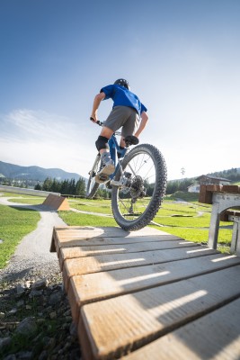 On the blue trail, riders can further develop their riding and jumping skills.