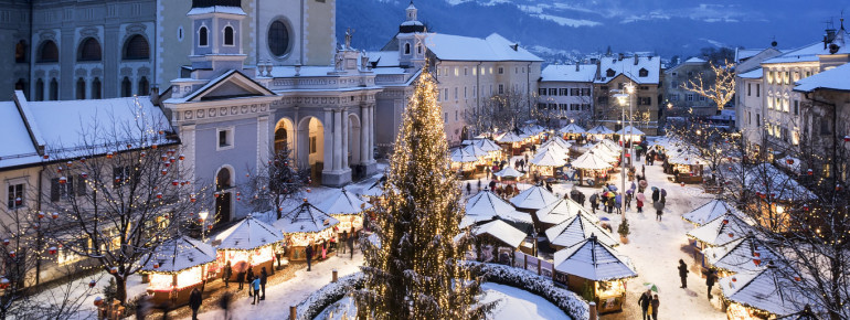 The forecourt of the cathedral is transformed into a Christmas market during Advent.