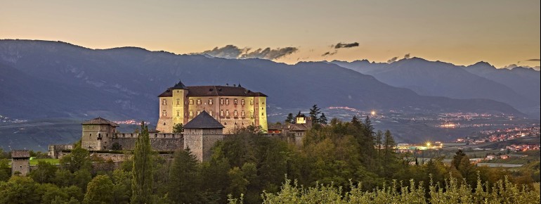 Thun Castle has a long history that dates back to the 12th century.