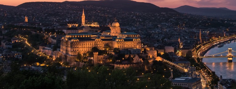 Illuminated at night: the castle palace towers impressively over the Danube.