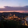 Illuminated at night: the castle palace towers impressively over the Danube.